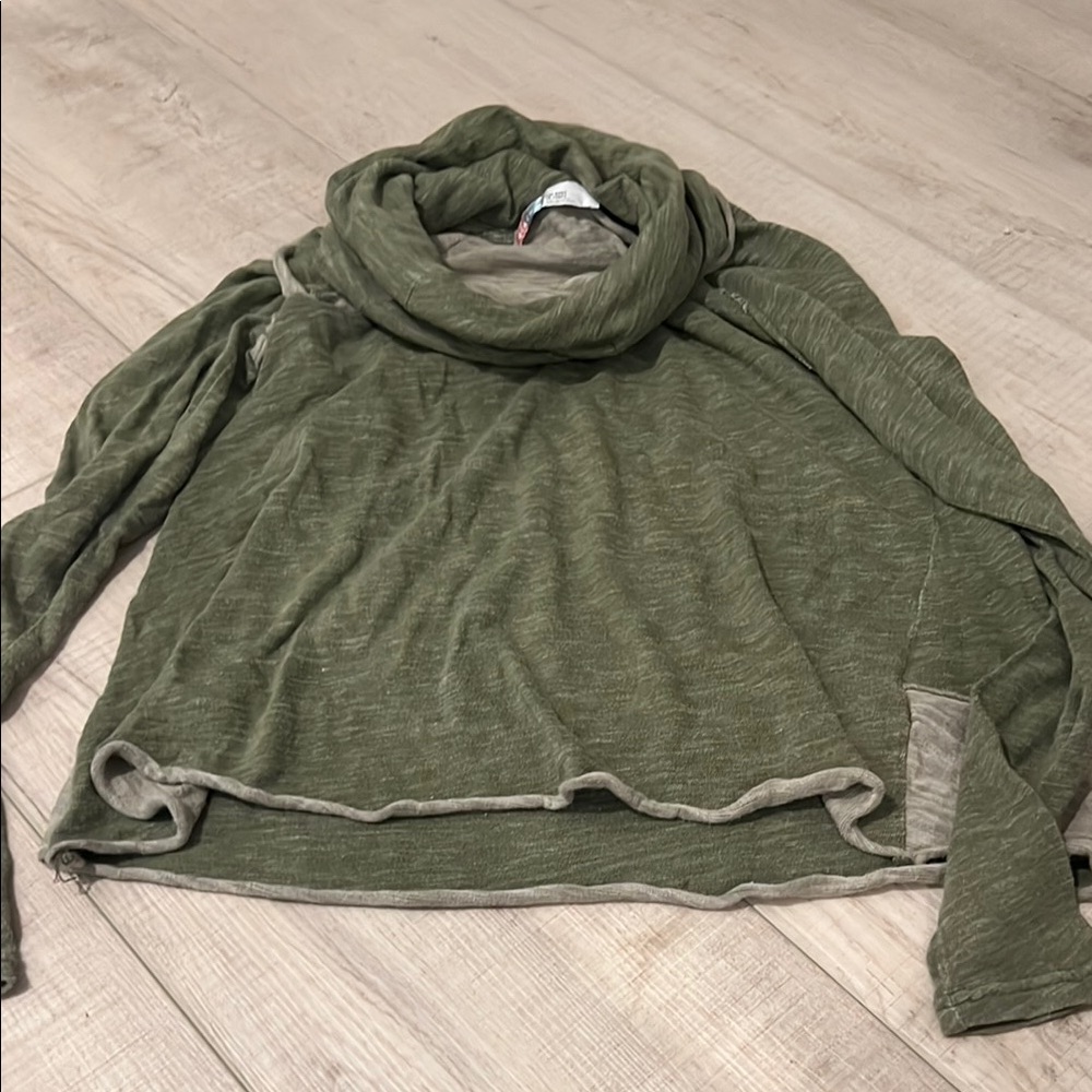 Cozy Green Turtleneck Sweater with Ribbed Knit